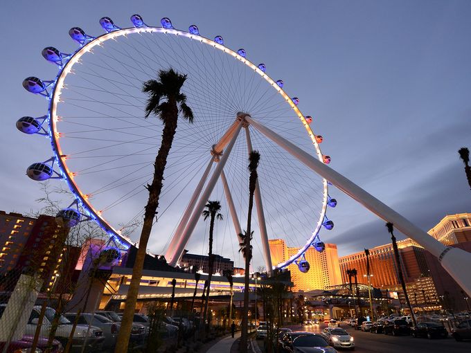 Las Vegas má nejvyšší ruské kolo na světě, s výškou 167 metrů a do každé kabiny se vejde až 40 lidí.