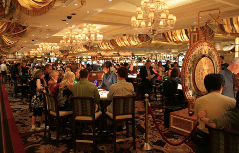 Uvnitř kasína Bellagio v Las Vegas. Je den nebo noc?