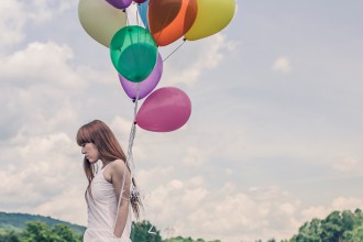 Dívka s barevnými balónky, vůně proti stresu