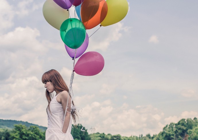Dívka s barevnými balónky, vůně proti stresu