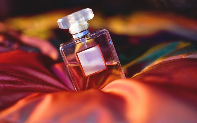 Jeden parfém, čtyři různé způsoby jeho využití